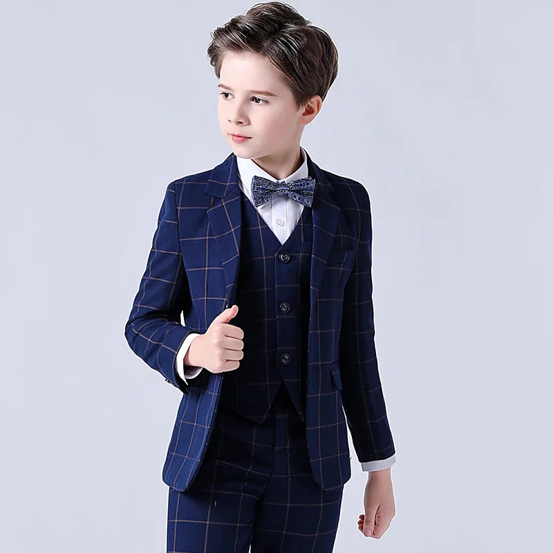 Elegant formal suit for boys, perfect for weddings and special occasions. Available in 3, 4 or 5-piece sets