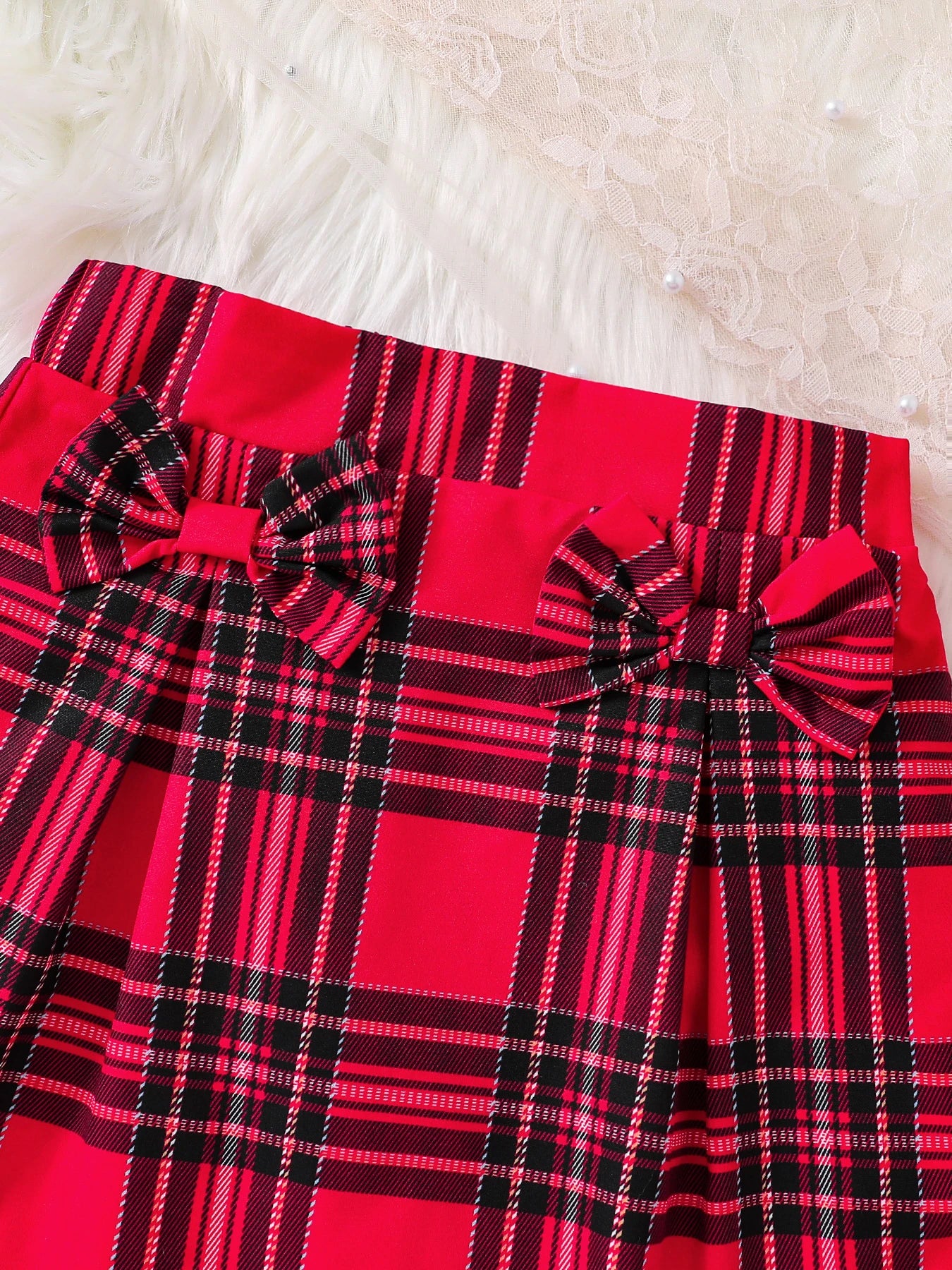 Cute 3-piece set with knitted top, lace collar and checkered skirt — perfect for spring and autumn