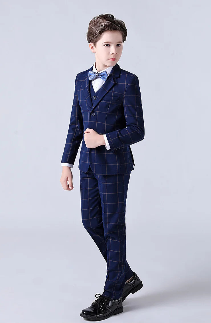 Elegant formal suit for boys, perfect for weddings and special occasions. Available in 3, 4 or 5-piece sets