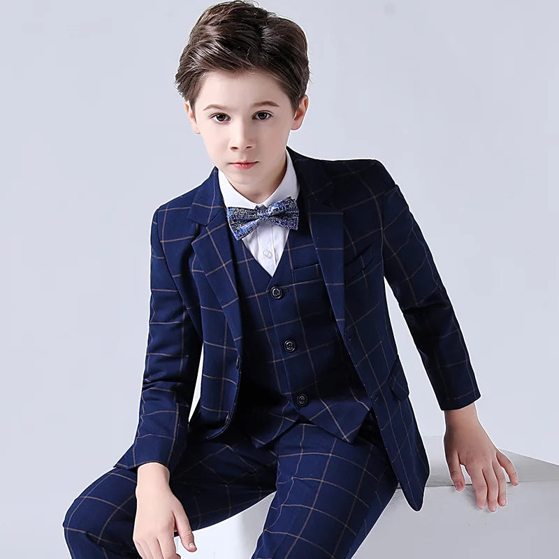 Elegant formal suit for boys, perfect for weddings and special occasions. Available in 3, 4 or 5-piece sets