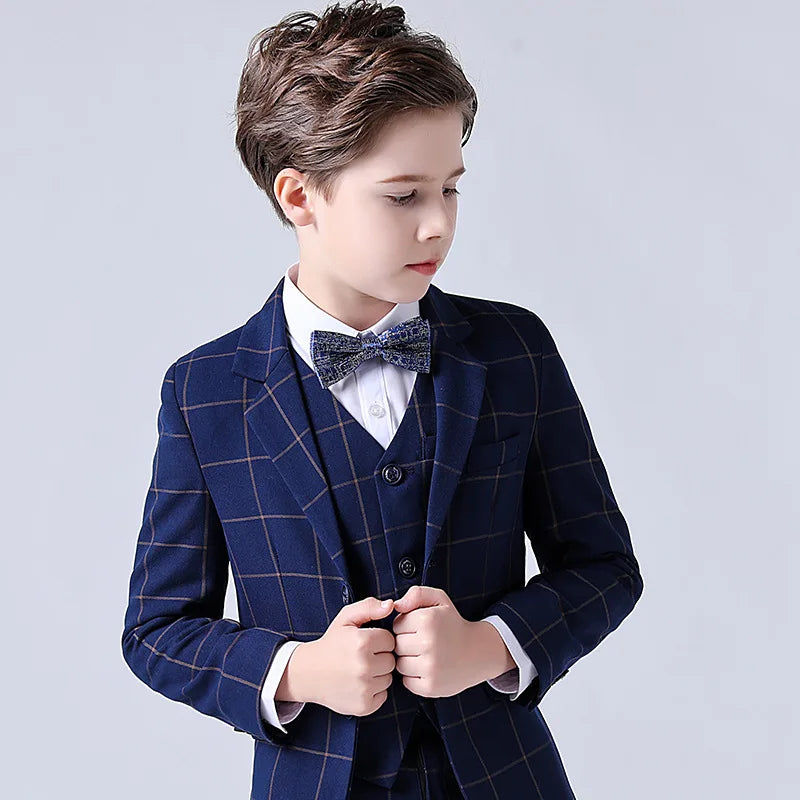 Elegant formal suit for boys, perfect for weddings and special occasions. Available in 3, 4 or 5-piece sets